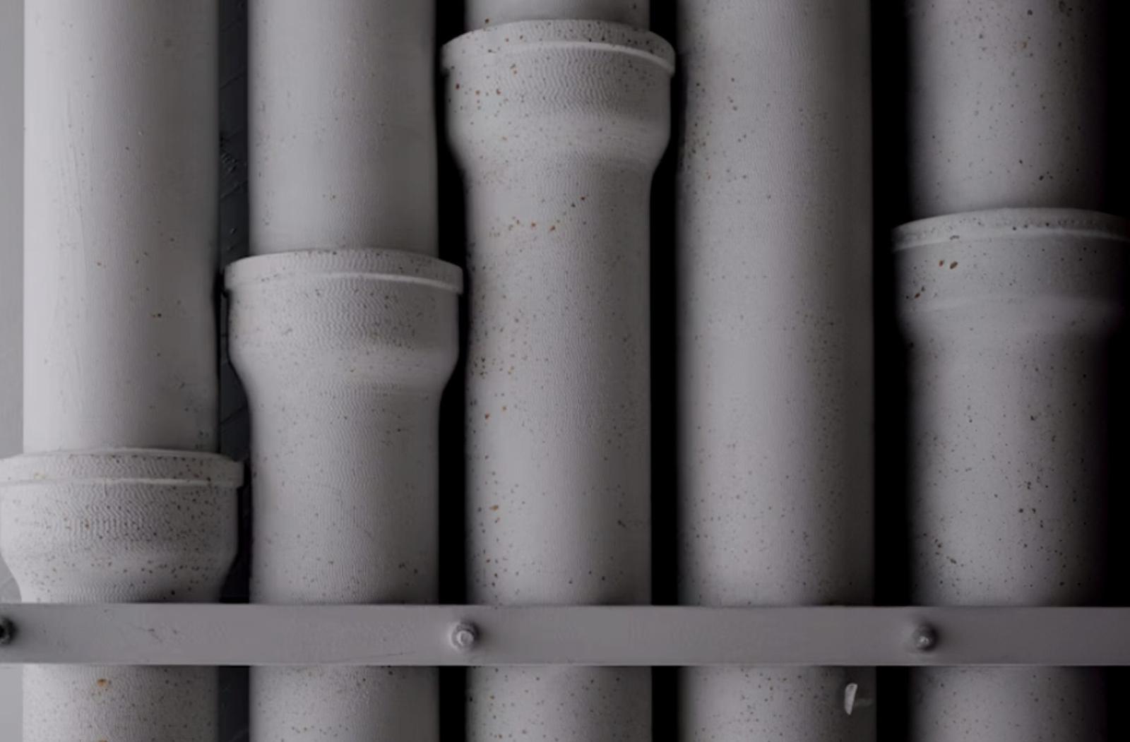 Canalisations d’évacuation en PVC fixées au mur