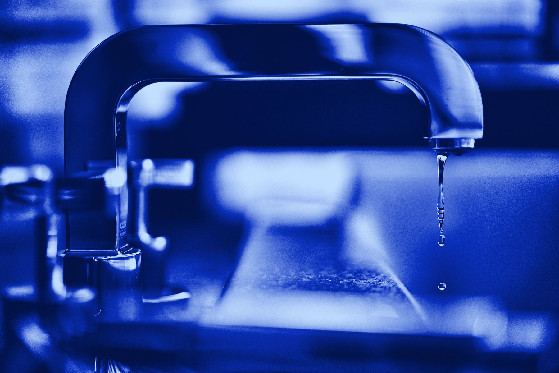 Robinet chromé qui goutte, fuite d’eau à réparer