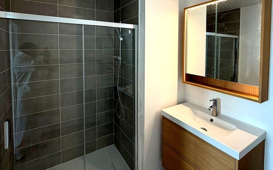 Salle de bain rénovée : douche à l’italienne carrelée et meuble vasque en bois