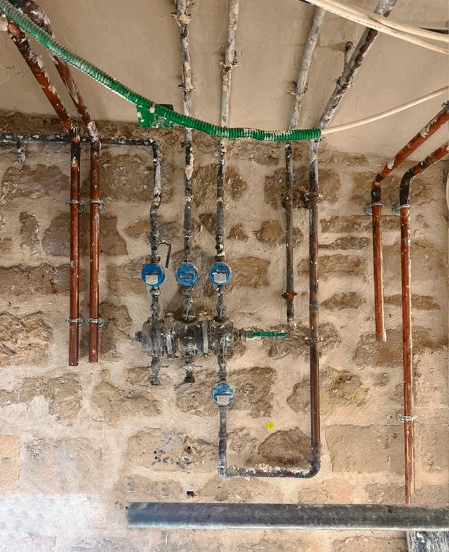 Remplacement des colonnes montantes et des compteurs d’eau, avant et après intervention